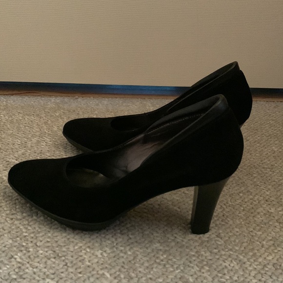 Black Suede Aquatalia Heels/Pumps, Size 7- very gently used - Picture 4 of 6